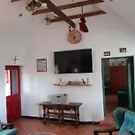 Back2roots - Beautifully Restored Cottage, Semesterbostad
