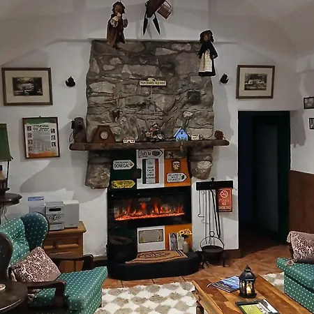 Back2roots - Beautifully Restored Cottage, Casa vacanze Doochary